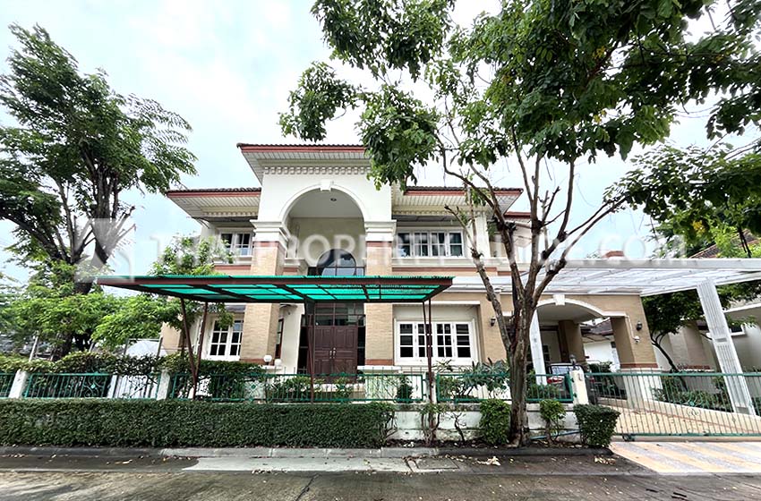 House with Shared Pool in Srinakarin 